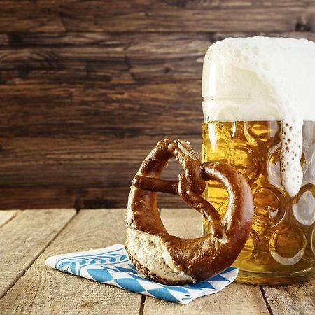 Отель Hyatt Regency Ченнаи Экстерьер фото A pretzel and a mug of beer