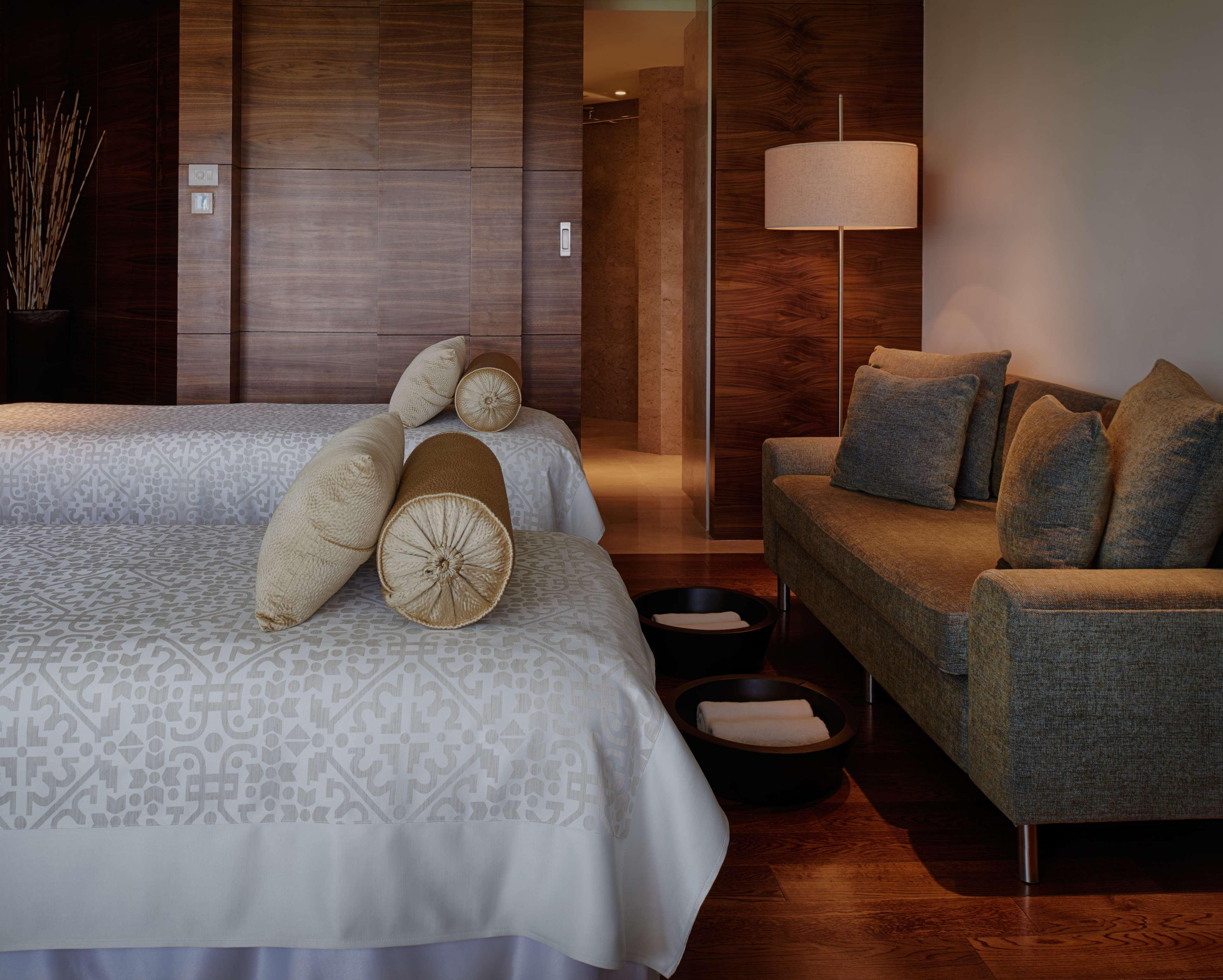 Отель Hyatt Regency Ченнаи Экстерьер фото A bedroom at the Mandarin Oriental, Munich