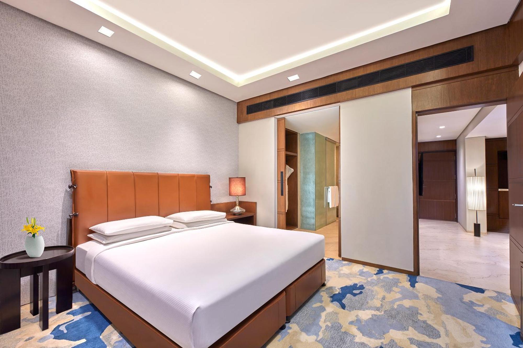 Отель Hyatt Regency Ченнаи Экстерьер фото A bedroom at the hotel