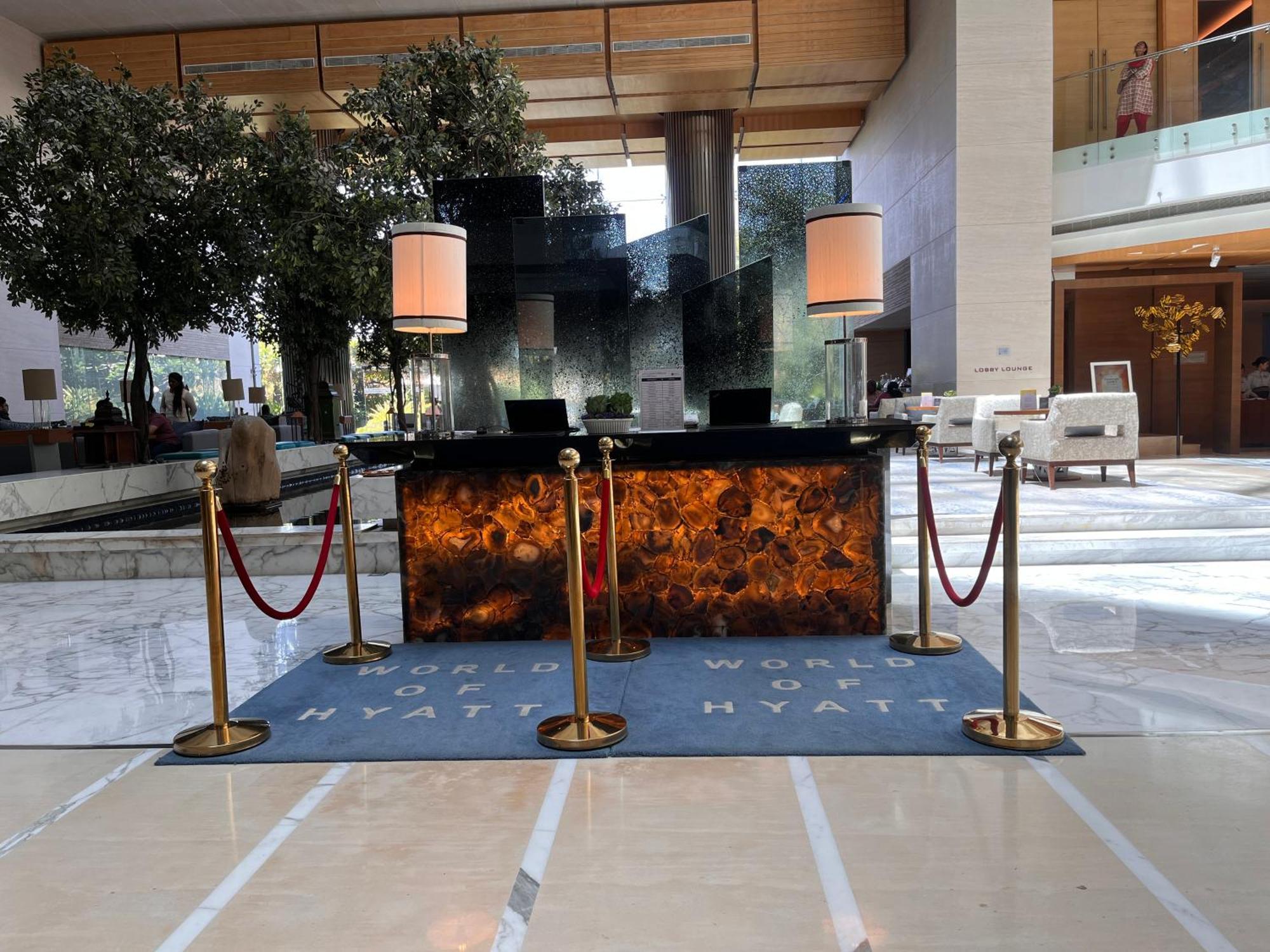 Отель Hyatt Regency Ченнаи Экстерьер фото Concierge desk at the Four Seasons Hotel, Mumbai