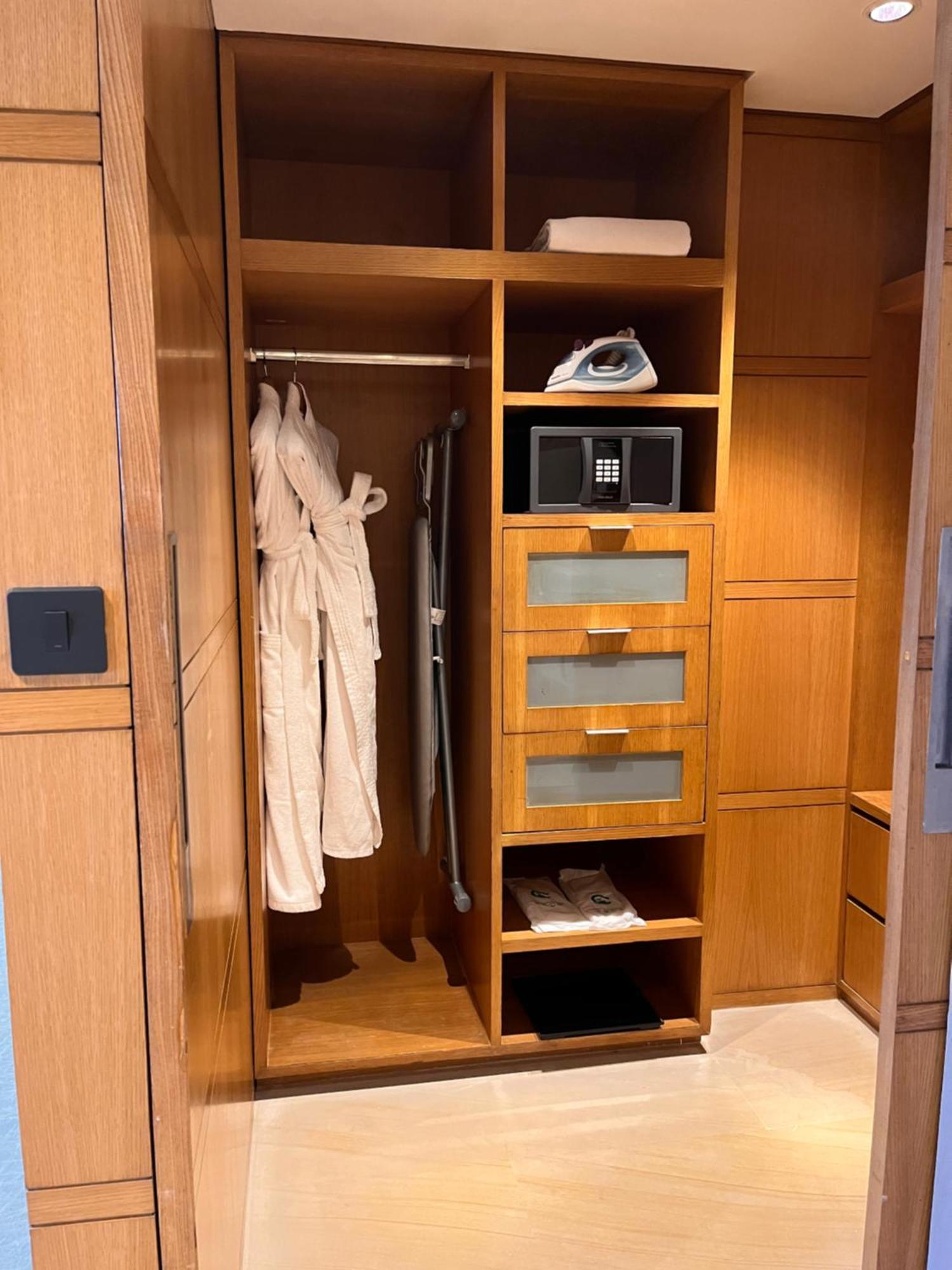 Отель Hyatt Regency Ченнаи Экстерьер фото A hotel room safe