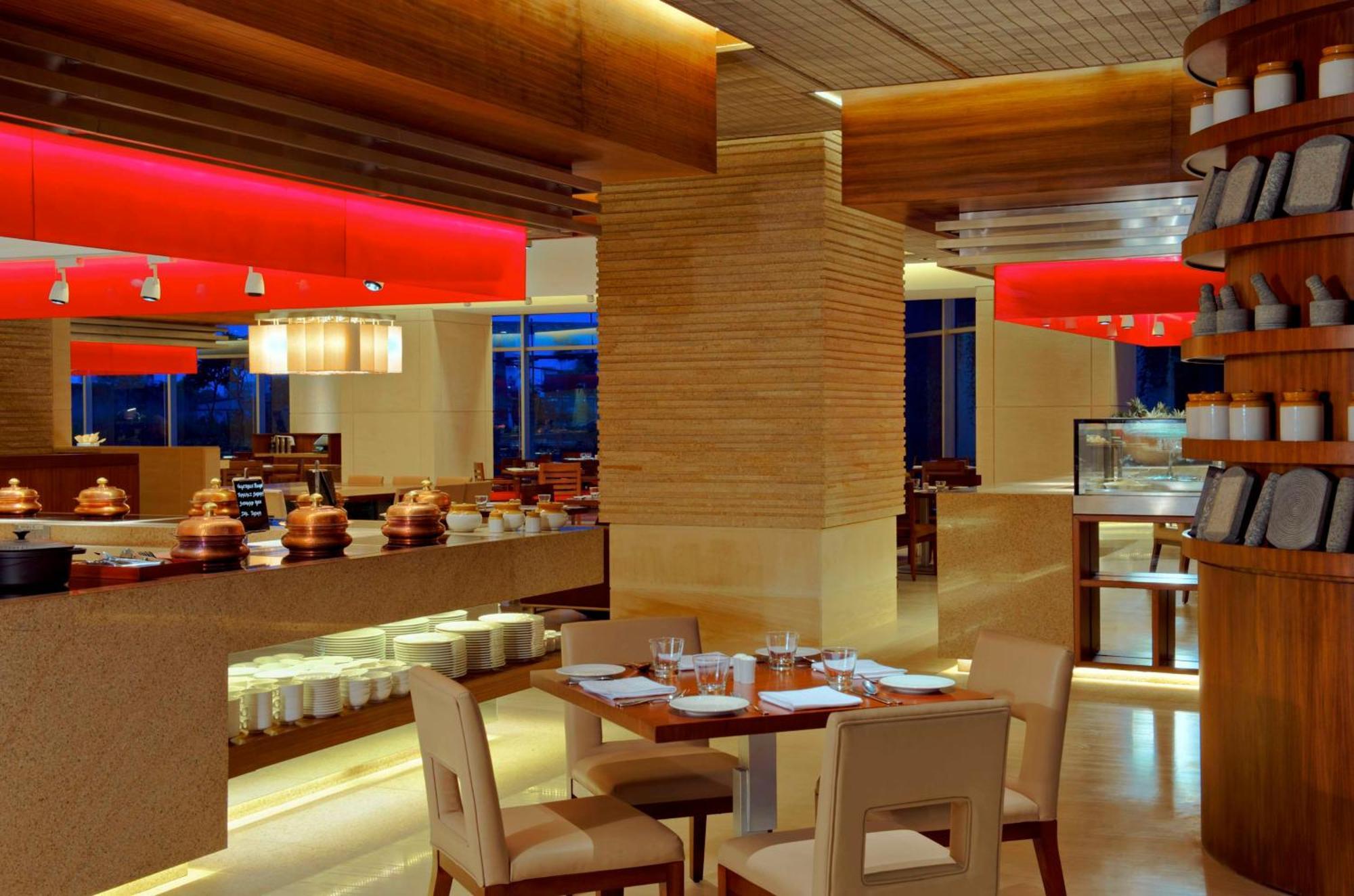 Отель Hyatt Regency Ченнаи Экстерьер фото The restaurant