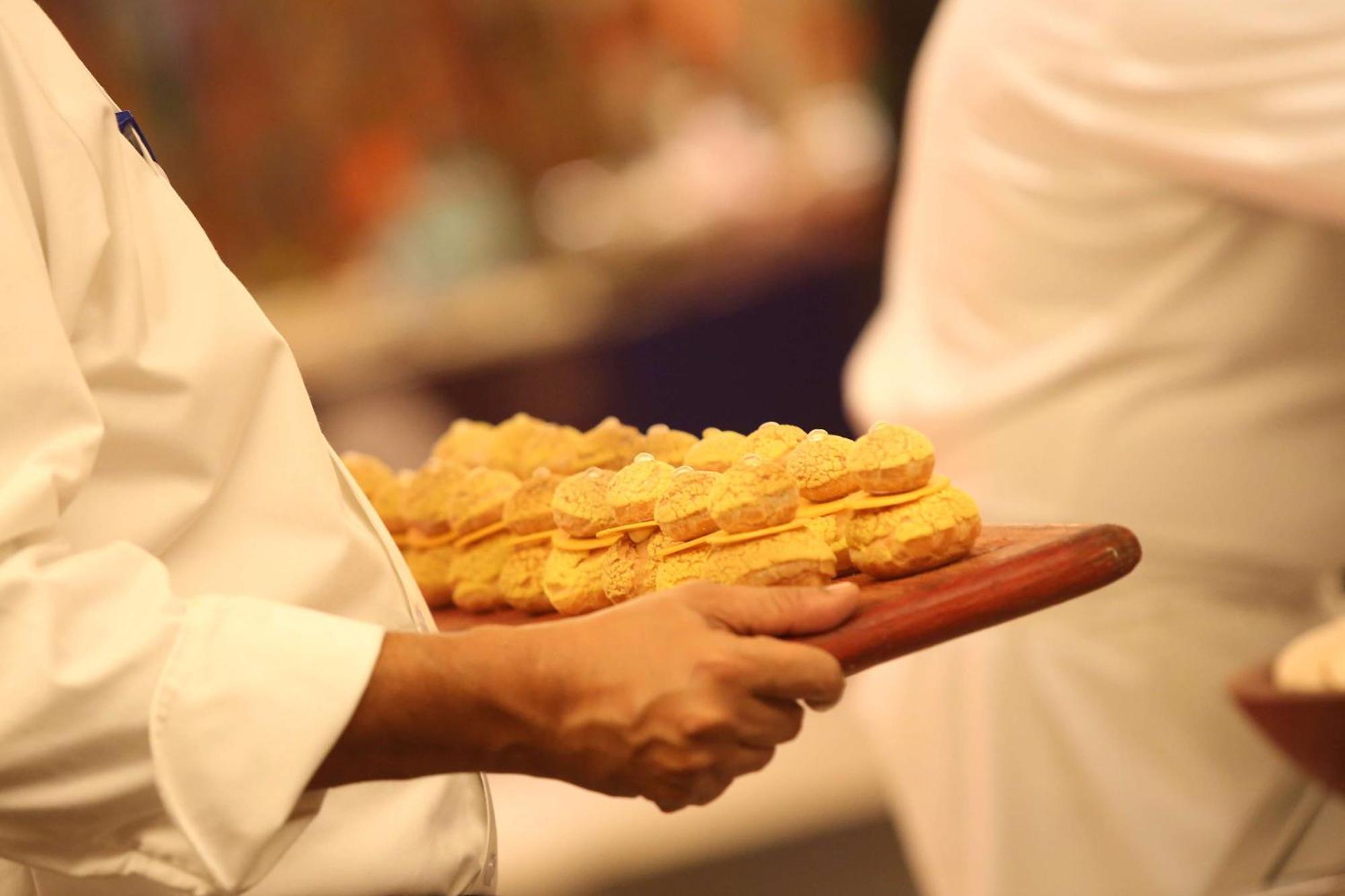 Отель Hyatt Regency Ченнаи Экстерьер фото A chef holding a cutting board with a prepared dish
