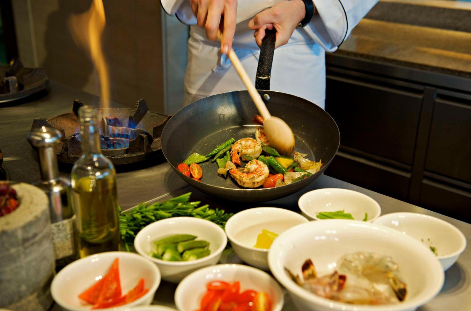 Отель Hyatt Regency Ченнаи Экстерьер фото A wok being used in Chinese cuisine
